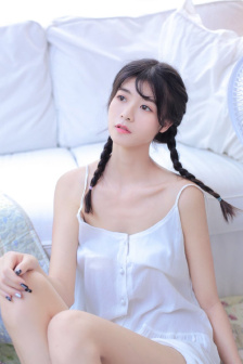 揉捏着硕大双乳小龙女
